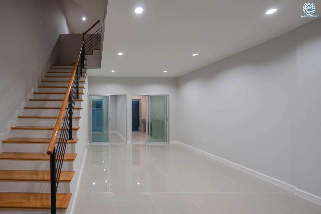 บ้านมือสองตกแต่งใหม่ ดีไซน์สวย ม.วิสต้าปาร์ค รัชดา-รามอินทรา เนื้อที่ 22.3 ตร.ว. ฟังก์ชัน 4 ห้องนอน 4 ห้องน้ำ จอดรถได้ 2 คัน รองรับทุกกิจกรรม บนทำเลเชื่อมต่อหลายเส้นทาง อาทิ ถนนประเสริฐมนูกิจ และถนนนวมินทร์ ใกล้รถไฟฟ้าสายสีชมพู "สถานีนพรัตน์" และจุดขึ้นทางด่วน "รามอินทรา"